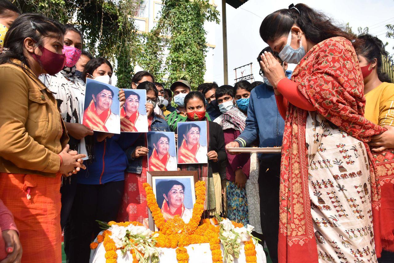 People pay floral tribute to veteran singer Lata Mangeshkar, in Agartala, Sunday. Pic/PTI
